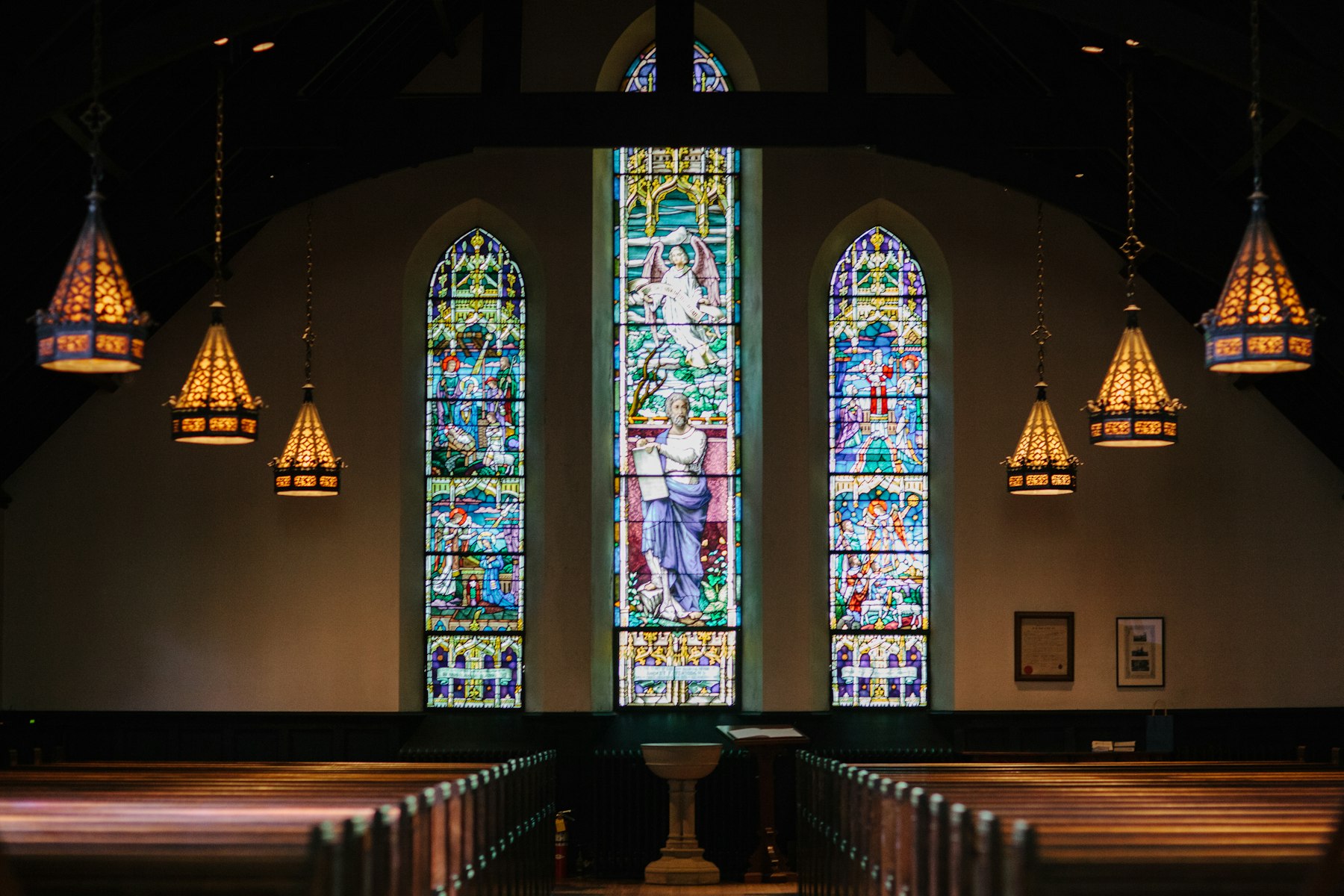 Interior luminoso de iglesia Espíritu Santo